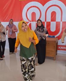 Ibu-ibu TP PKK Kalurahan Kemejing, berlatih kreasi lagu dan yel untuk Lomba Aku Hatinya PKK